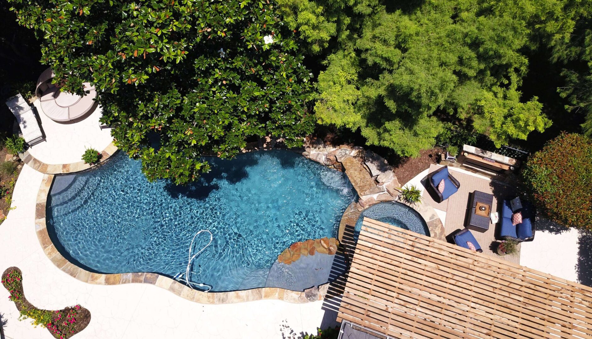 Medallion Pools of Texas logo