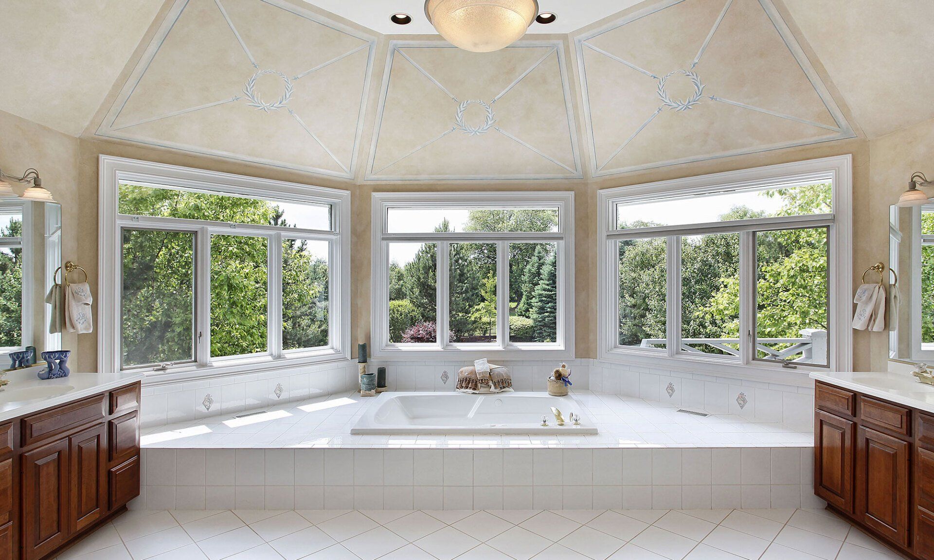 Ultimate Windows Inc logo