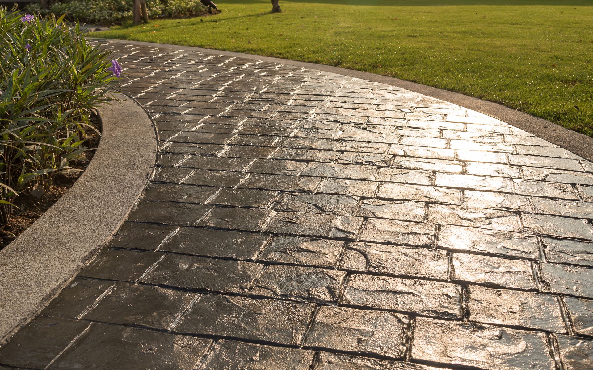 AHV Contractor, LLC logo